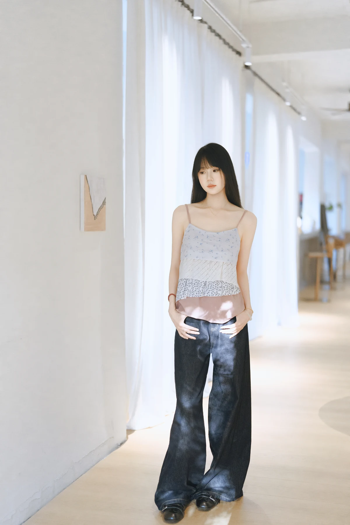 走廊里的全身写真